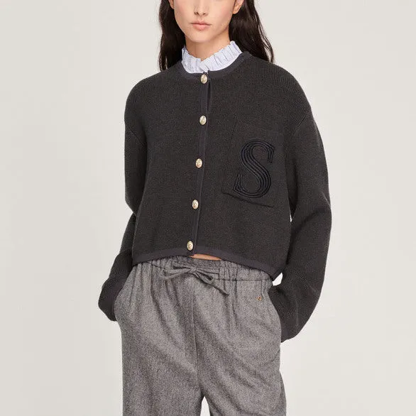 Cardigan en maille à poche brodée