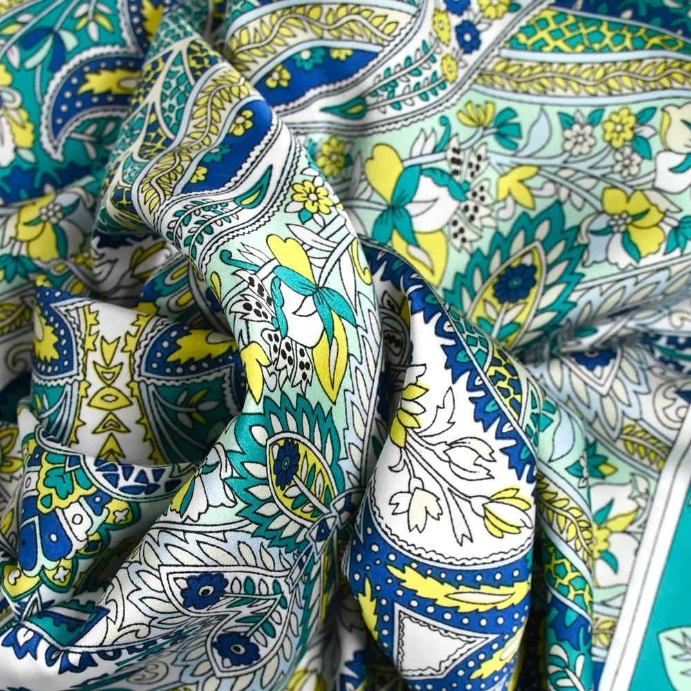 Satin polyester imprimé frises turquoise fond blanc